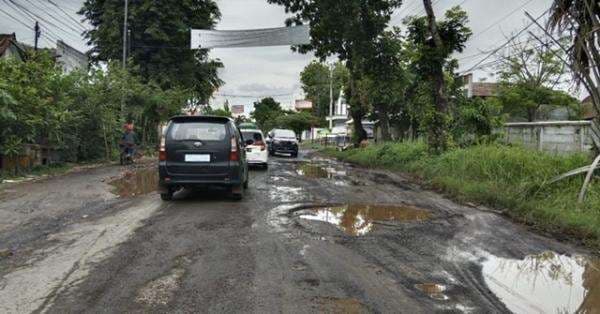 Warga Puger Sebut Angkutan Pabrik Semen Imasco Jadi Biang Kerok Penyebab Rusaknya Jalan