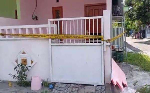Teror di Bangkalan: Pasutri Diserang Sekelompok Orang di Kamar Kos, Suami Tewas di TKP Istri Kritis Teror di Bangkalan: Pasutri Diserang Sekelompok Orang di Kamar Kos, Suami Tewas di TKP Istri Kritis