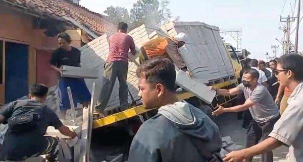 Kecelakaan Maut di Perlintasan Kereta Api Purwasari, Pasutri Jadi Korban, Istri Tewas Kecelakaan Maut di Perlintasan Kereta Api Purwasari, Pasutri Jadi Korban, Istri Tewas