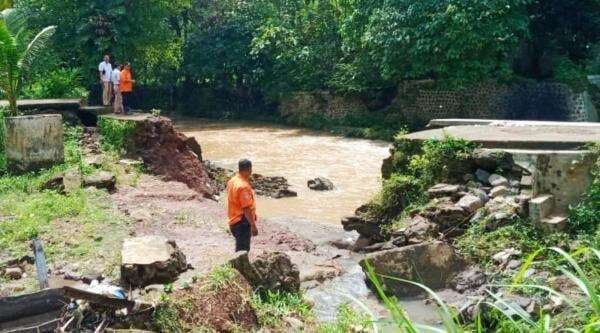 BPBD Kuningan Tangani Sejumlah Kejadian Longsor hingga Atap Rumah Ambruk