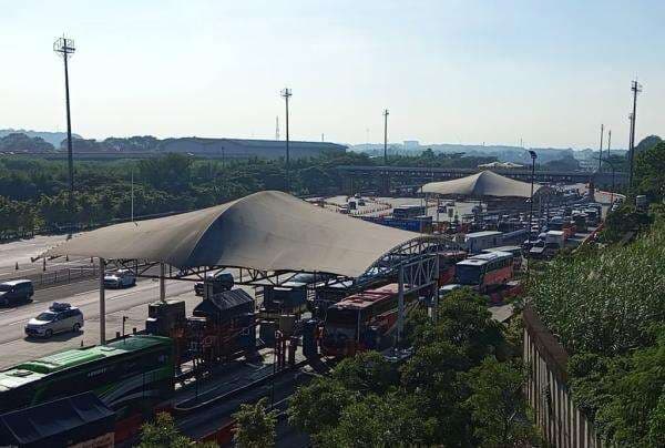 GT Cikampek Utama Mengular, Antrean Arus Balik Capai 1 Kilometer GT Cikampek Utama Mengular, Antrean Arus Balik Capai 1 Kilometer