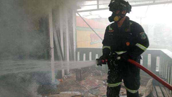 Damkar Kuningan Selamatkan Bangunan Toko dari Kobaran Api Berkat Laporan Cepat Warga