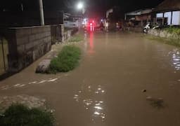4.500 Warga Mengungsi Akibat Banjir Rob di Karawang, 3 Rumah Roboh Diterjang Air Laut