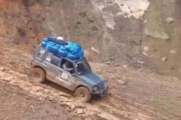 Akses Jalan Putus 26 Hari, Kapolres Gayo Lues Tembus Medan Ekstrem Bawa Bantuan ke Pining Akses Jalan Putus 26 Hari, Kapolres Gayo Lues Tembus Medan Ekstrem Bawa Bantuan ke Pining