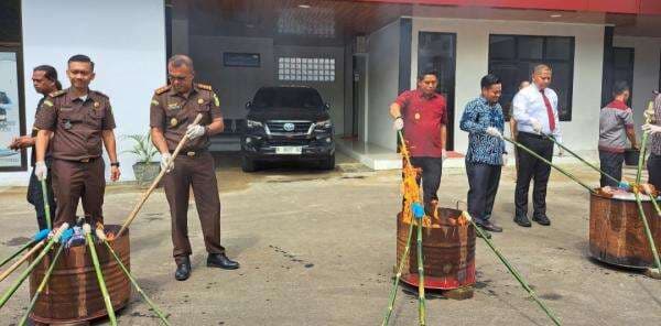 Kejari Lebak Musnahkan Barang Bukti Kejahatan, Termasuk Narkotika dan Sajam