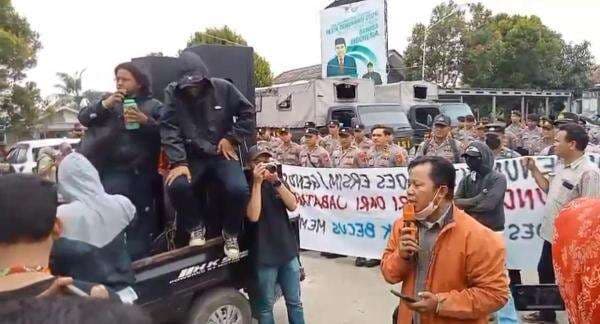 Video Warga Desa Karangligar Geruduk Kantor Desa, Desak Kades Diberhentikan Video Warga Desa Karangligar Geruduk Kantor Desa, Desak Kades Diberhentikan