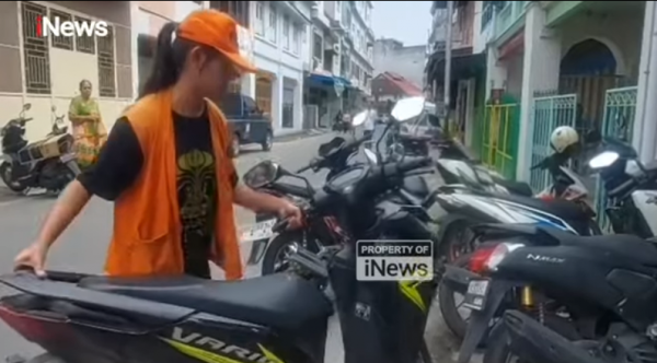 Salut! Mahasiswi UI Ini Tak Malu Jadi Juru Parkir Selama Libur Kuliah, untuk Bantu Orang Tuanya