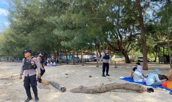 Anggota Polres Kobar Patroli Obyek Wisata Pantai untuk Pastikan Wisatawan Aman