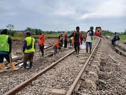 Perbaikan Jalur KA Imbas Banjir di Grobogan Hari Ketiga, KAI Masih Terapkan Pola Operasi Memutar