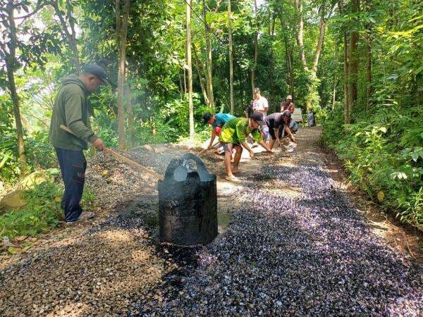 Sempat Terhenti Karena Cuaca, Desa Ranon Mulai Kerjakan Kekurangan Pengaspalan Jalan