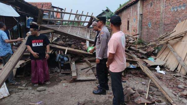 Bangunan Lapuk, Rumah Kumanah di Kendal ini Ambruk