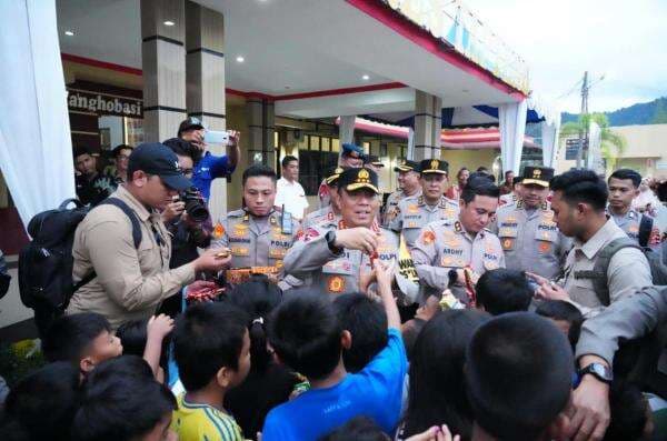 Polri Fokus Kirim Alat Berat untuk Buka Jalur Terisolasi Akibat Bencana Sumatera Polri Fokus Kirim Alat Berat untuk Buka Jalur Terisolasi Akibat Bencana Sumatera