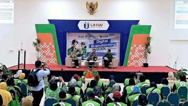 Cegah Penipuan Lewat Digital, UHW Perbanas Berikan Edukasi Driver Ojol di Surabaya