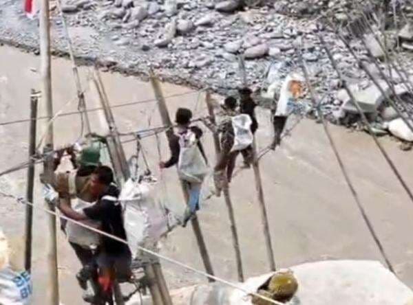 Polres Bener Meriah dan Brimob Pasang Tali Sling, Warga 3 Desa Kini Tak Terisolasi Polres Bener Meriah dan Brimob Pasang Tali Sling, Warga 3 Desa Kini Tak Terisolasi