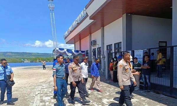 Kapolres Sumba Timur Pastikan Kesiapan Pelayanan di Pelabuhan Waingapu Jelang Natal dan Tahun Baru