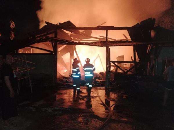 Gudang Mebel di Bojonegoro Terbakar Hebat, Mobil dan Motor Ikut Dilalap Api Gudang Mebel di Bojonegoro Terbakar Hebat, Mobil dan Motor Ikut Dilalap Api
