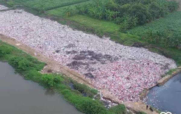 Pemkab Bekasi Segera Angkut Tumpukan Sampah Sepanjang 200 Meter di Kali CBL