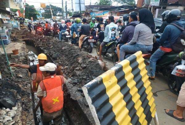 Proyek Drainase di Pondok Ranji Tangerang Selatan Membuat Kemacetan Semakin Parah