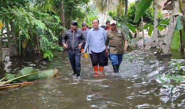 Curah Hujan Tinggi, Bupati Pangandaran Tinjau Lokasi Banjir di Desa Maruyungsari