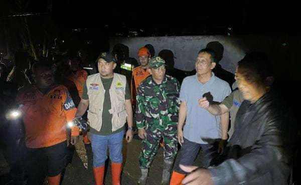 Terjun ke Lokasi Banjir Bandang di Gondang, Bupati Bojonegoro: Kita Carikan Solusi Terjun ke Lokasi Banjir Bandang di Gondang, Bupati Bojonegoro: Kita Carikan Solusi