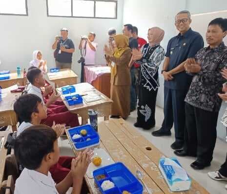 Perdana Makan Bergizi Gratis di Kota Cirebon Digelar di SDN Karya mulya 1