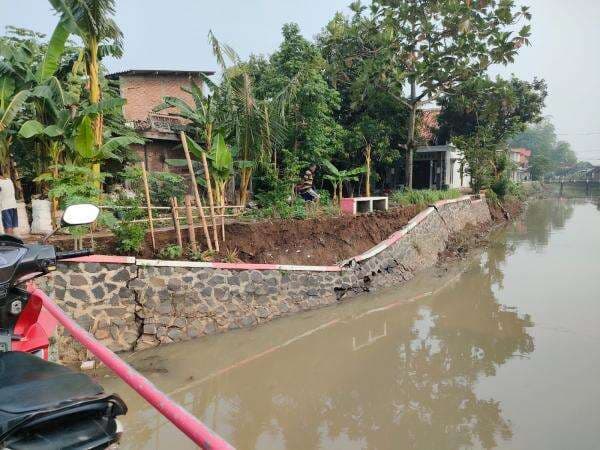 Tergerus Banjir Sungai Kendal, Pondasi Senderan Sungai di Kelurahan Trompo Ambrol