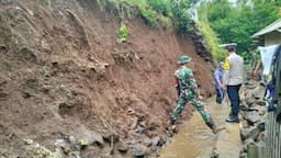 TPT Ambruk Timpa Saluran Air di Sukarame, Petugas dan Warga Gotong Royong Evakuasi