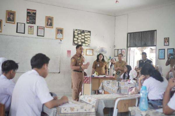 Pantau Pembelajaran Hybrid, Plt. Kadisdik Kalteng Beri Motivasi dan Pesan Moral kepada Siswa Pantau Pembelajaran Hybrid, Plt. Kadisdik Kalteng Beri Motivasi dan Pesan Moral kepada Siswa