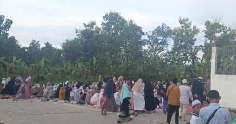 Ratusan Umat Islam di Jatim dan Jabar Gelar Sholat Eid Lebih Dulu Pagi Ini Ratusan Umat Islam di Jatim dan Jabar Gelar Sholat Eid Lebih Dulu Pagi Ini