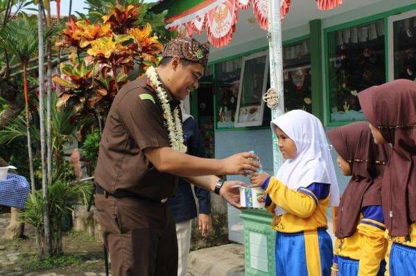 Turut Dukung Progam Prabowo, Kejari Probolinggo Beri Makan Gratis Untuk SDN Sebaung