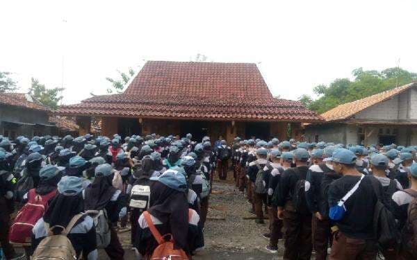 Gandeng Koramil 20/Plupuh, SMKN 1 Plupuh Adakan "SKANIP Berbagi Kebahagiaan"