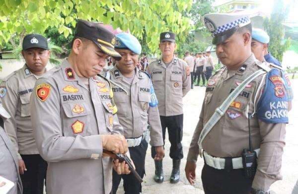 Tingkatkan Disiplin dan Keamanan, Wakapolres Sumba Timur Gelar Pemeriksaan Senpi