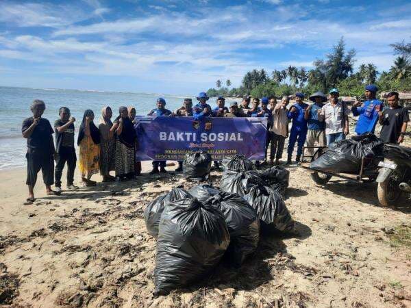 Satpolairud Polres Aceh Barat Gelar Aksi Bersih Pantai