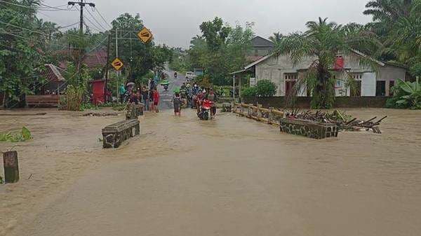 Banjir Rendam Jalan Raya Cikeusik-Munjul, Akses Warga Terganggu!