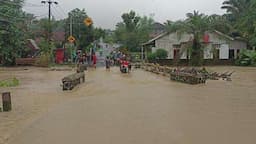 Banjir Rendam Jalan Raya Cikeusik-Munjul, Akses Warga Terganggu!