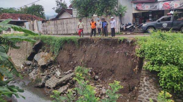 Intensitas Hujan Tinggi Sebabkan Tanah Longsor di Situbondo