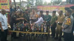 Jelang Tahun Baru, 11.321 Botol Miras Hasil Razia Digilas Stum di Mapolres Cimahi