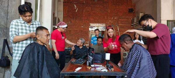 Lebih dari Sekadar Cukur Rambut, Hotel Premier Place Rayakan Natal Bersama Lansia Disabilitas