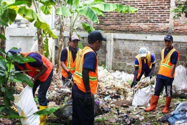 Warga Binaan Lapas Karawang Bersihkan Area Kantor Kecamatan Karawang Timur Warga Binaan Lapas Karawang Bersihkan Area Kantor Kecamatan Karawang Timur