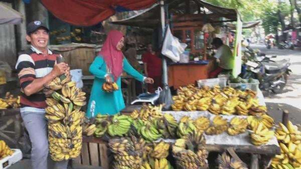 Nabung 23 Tahun, Suami Istri Penjual Pisang di Mojokerto Naik Haji Nabung 23 Tahun, Suami Istri Penjual Pisang di Mojokerto Naik Haji