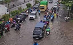 Sejumlah Wilayah Semarang Kebanjiran: Kaligawe Tergenang, Arus Lalin Exit Tol Krapyak Macet