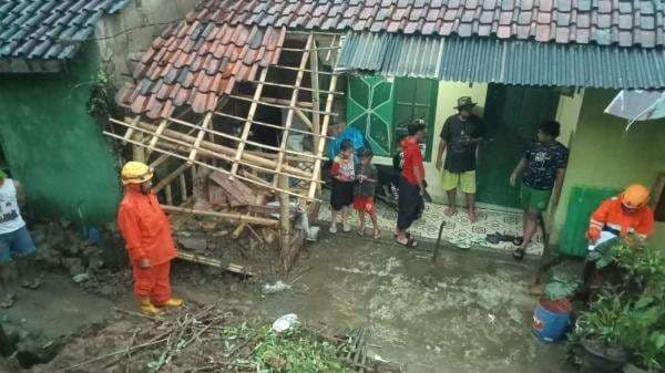 Longsor Akibat Hujan Deras di Kawalu Kota Tasikmalaya Timpa Rumah Warga