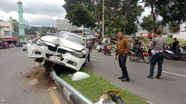 Kecelakaan Hari Ini Sedan Mewah Tabrak Trotoar dan Tiang PJU, Hancur Parah 