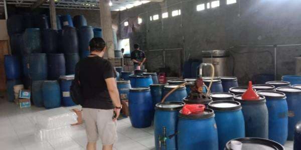 Polisi Gerebek Gudang Miras dengan Omzet Puluhan Juta Sekali Produksi di Setu Tangsel