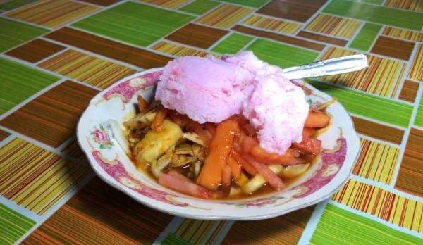 Nikmatnya Rujak Buah Es Krim Tradisional Ponorogo, Sudah Ada Sejak 1994