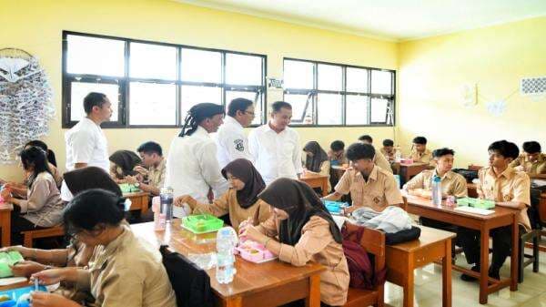 Dukung Pemenuhan Gizi, Bey Dorong  Program MBG Jangkau Seluruh Siswa di Jabar