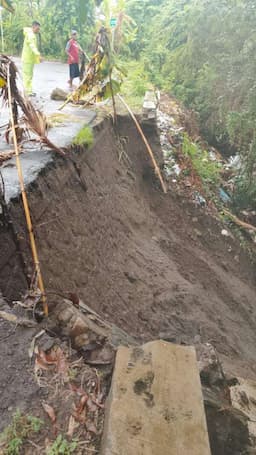 Hujan Deras Sebabkan Tembok Penahan Tanah Longsor