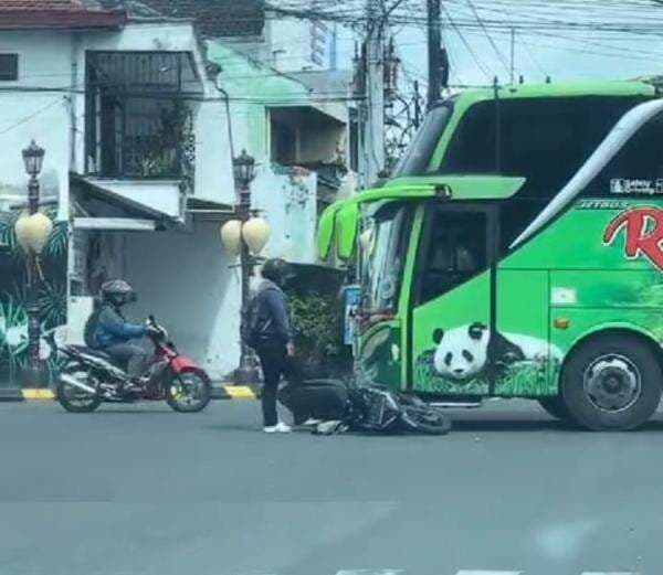 Viral Bus Restu Tabrak Sepeda Motor di Jalur Larangan Melintas, Polisi: Tak Ada Laporan!