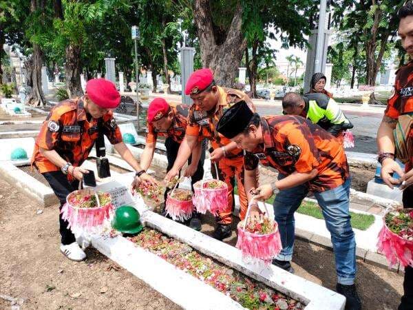 Pemuda Pancasila Surabaya Gelar Tabur Bunga di Hari Pahlawan, Kenang Jasa Para Pejuang