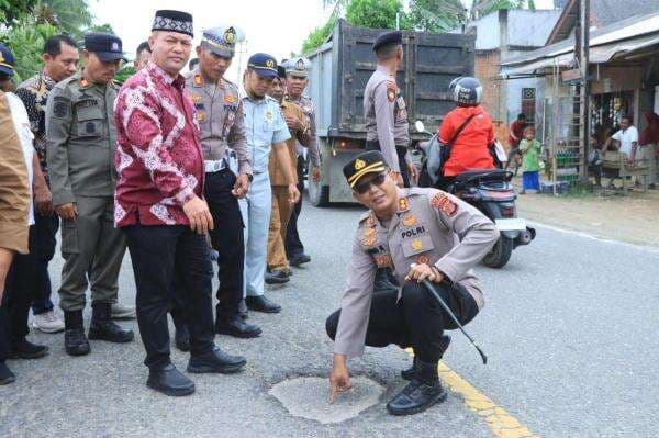 Sinergi Cegah Kecelakaan: Kapolres Aceh Utara dan Bupati Pasang Spanduk Himbauan Keselamatan Sinergi Cegah Kecelakaan: Kapolres Aceh Utara dan Bupati Pasang Spanduk Himbauan Keselamatan
